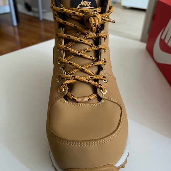 Brand new Nike Manila Leather Boots. Its never worn and in perfect condition - Picture 2 of 6